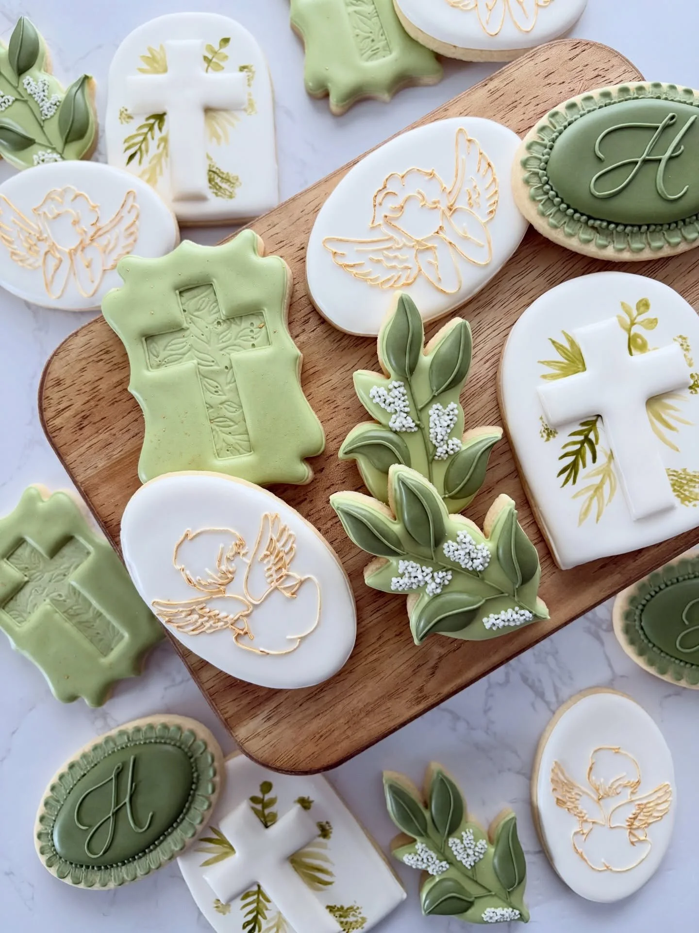 Hello Spring 🌸
celebrating the buds popping, the sun shining, longer days, and everything starting to be more green with this baptism set. gives me the spring green vibes 💚🌿

#TheSweetRun #baptismcookies #sugarcookies #customcookies #royalicing