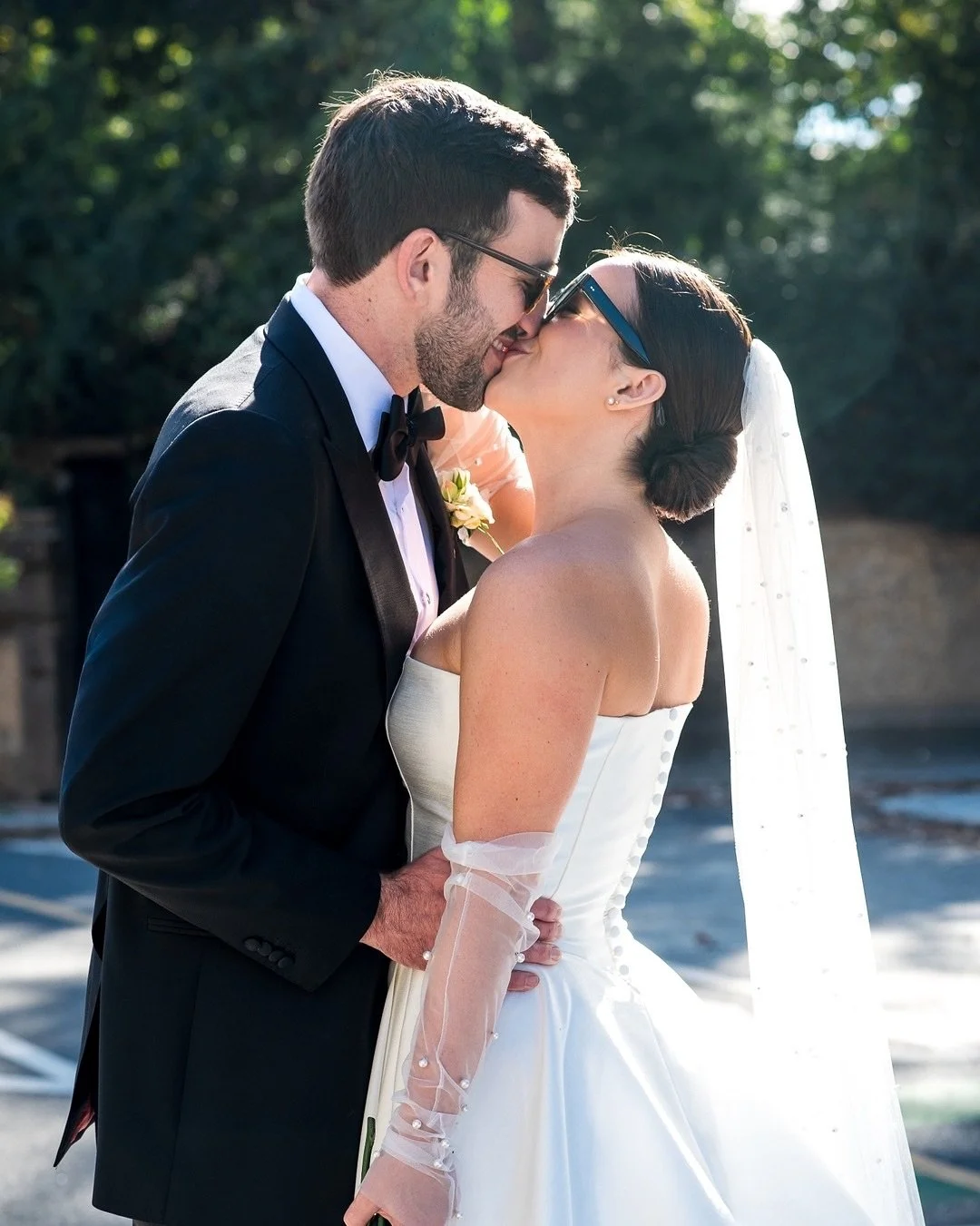 Just a few previews from the most glowing fall weekend with Carly &amp; Jacob&mdash;joy, sunshine, and champagne vibes from start to finish. 🥂✨

These two formed a friendship in college, but the timing wasn&rsquo;t quite right for more. Years later,