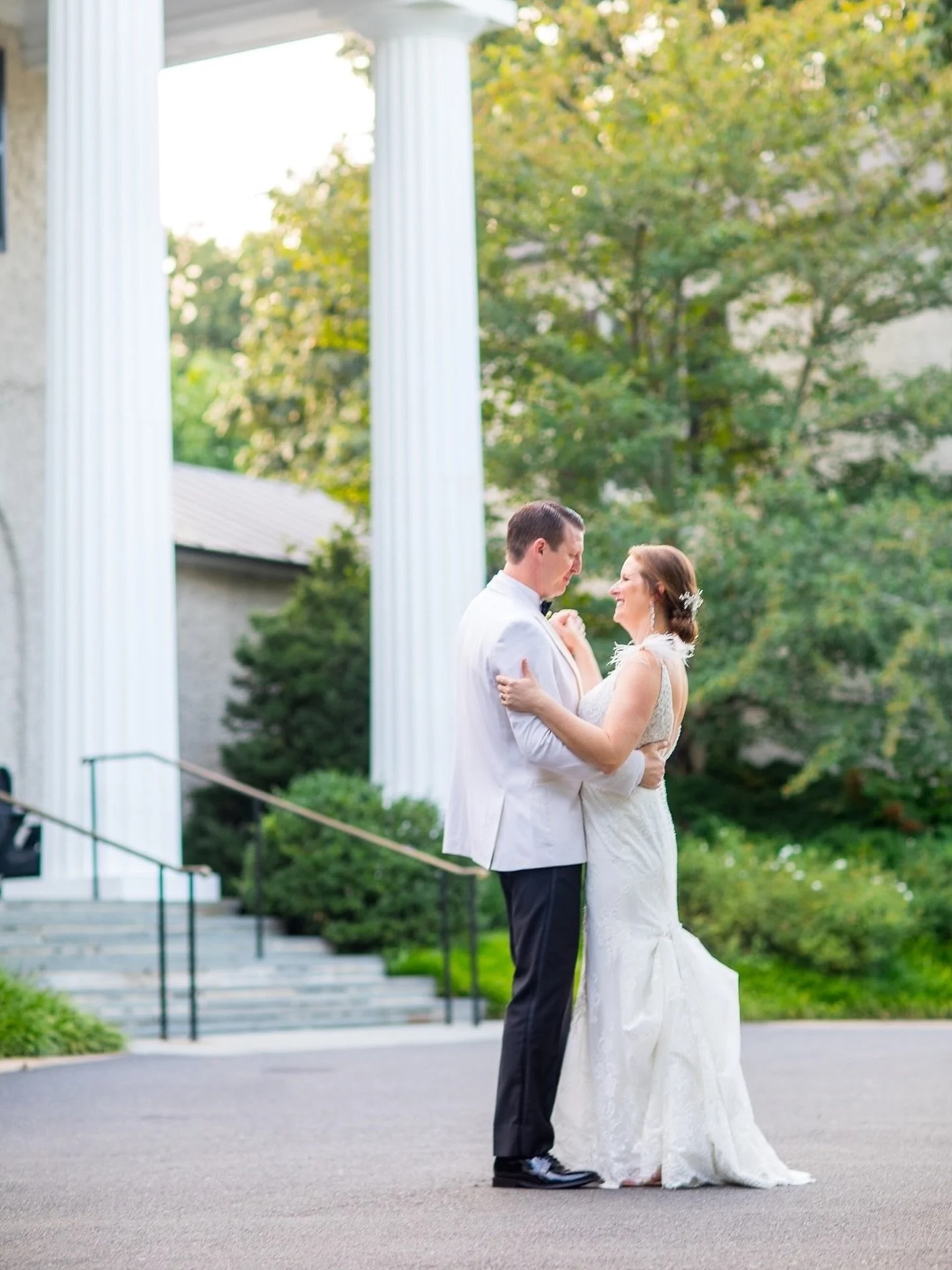 I&rsquo;ve always been inspired by the way the Old Masters used light in their paintings&mdash;to reveal, to soften, to tell a story.
⠀⠀⠀⠀⠀⠀⠀⠀⠀
That same kind of light found us on this summer evening.
⠀⠀⠀⠀⠀⠀⠀⠀⠀
We stepped away from the celebration fo