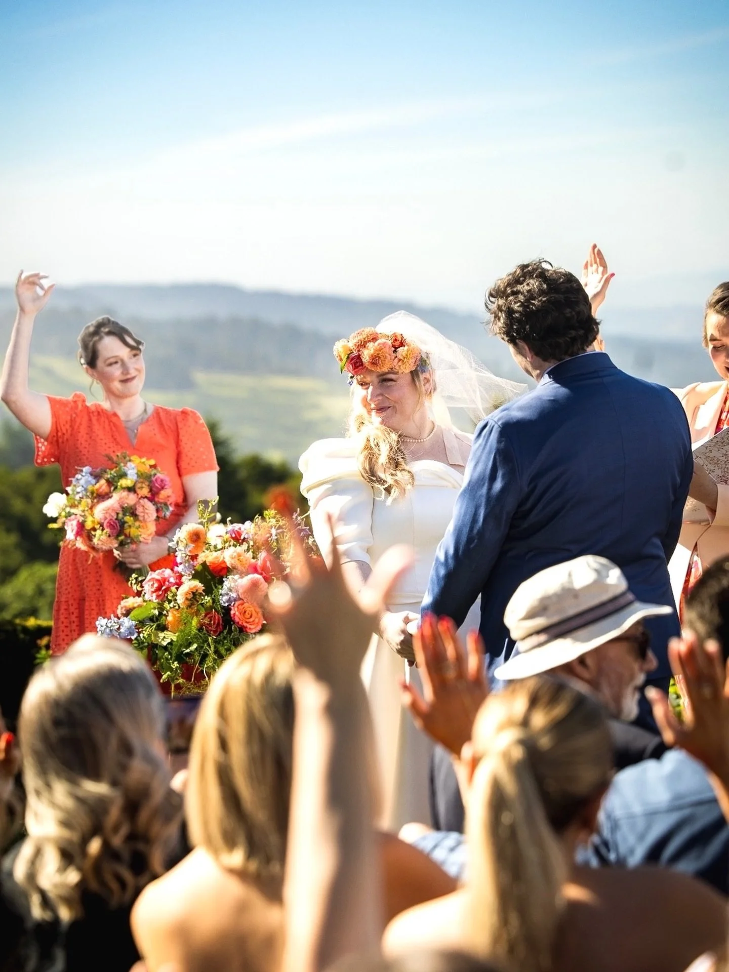 In warming mountain sunshine, &ldquo;Who here among us is married?&rdquo;
⠀⠀⠀⠀⠀⠀⠀⠀⠀

⠀⠀⠀⠀⠀⠀⠀⠀⠀
&mdash; a *very* first peek &mdash;
photography @aimeecustis
florals &amp; coordination @sassydivadesigns
venue @fogartywineryevents
DJ @entourageeventssf
