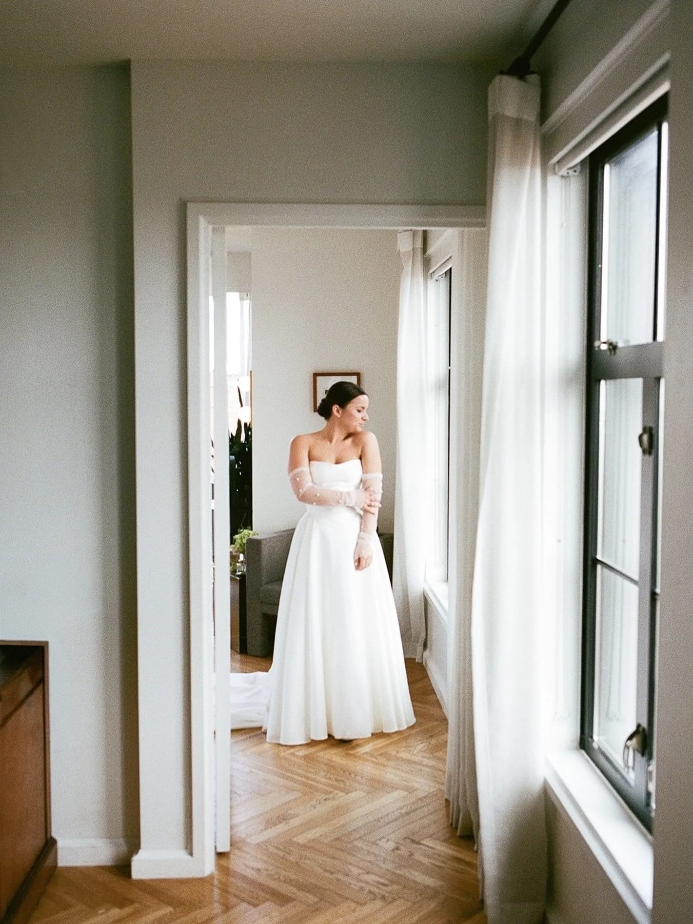 As a photographer, getting ready is one of my favorite chapters of the day. A setting constrained by corners and directional light, framing quiet, mounting joy. 
⠀⠀⠀⠀⠀⠀⠀⠀⠀
⠀⠀⠀⠀⠀⠀⠀⠀⠀
⠀⠀⠀⠀⠀⠀⠀⠀⠀
Photo @aimeecustis
Venue @josephinebutlerparkscenter
Hotel