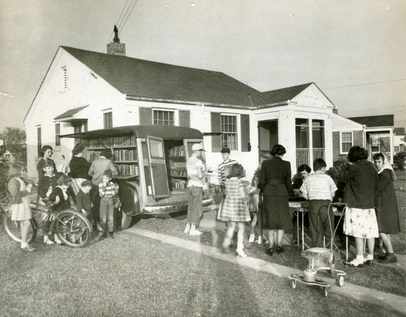 “Bookmobile stopped in Byrnes Downs, West Ashley.” Charleston Archive, Charleston County Public Library.