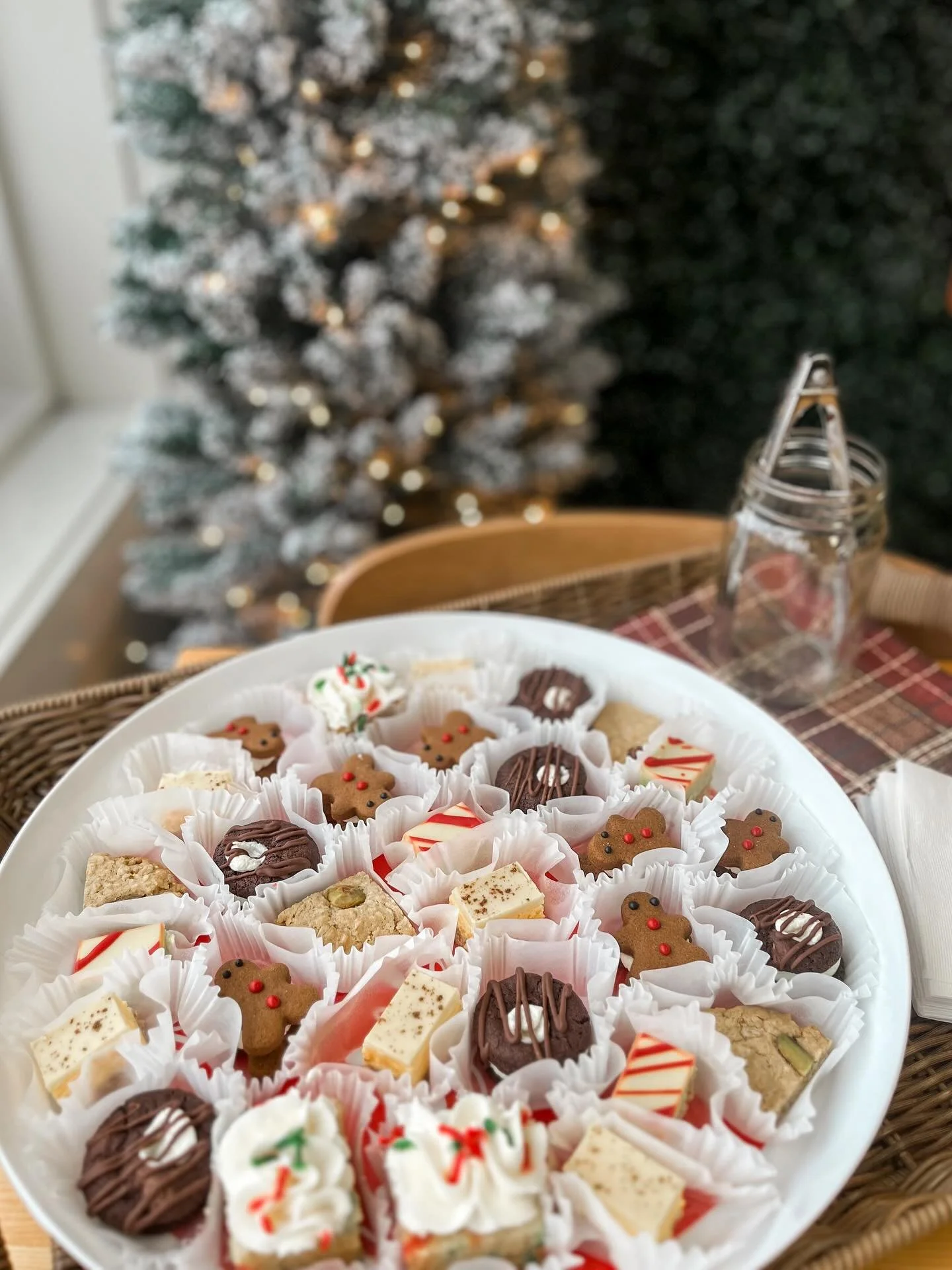 Mini gingerbread sammies are you KIDDING 🤩 Pop in today for an eggnog latte and try some yummy treats from Chelsea and the team at @thecoffeeplantygk !