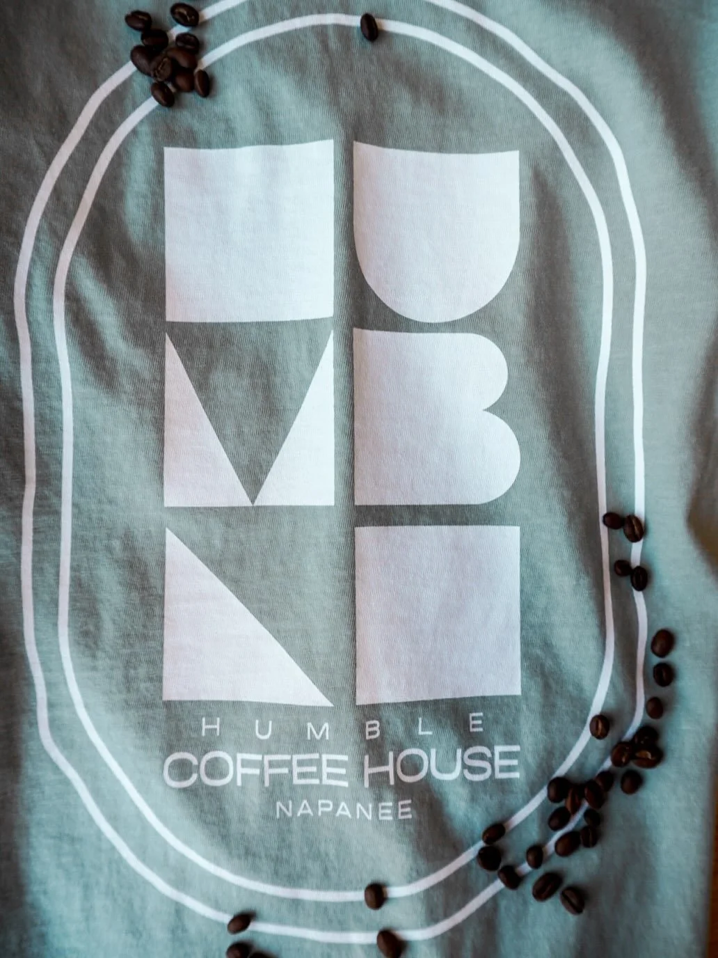 Do we think summer days are here to stay? Cotton tees and lattes, please! 😎🌞