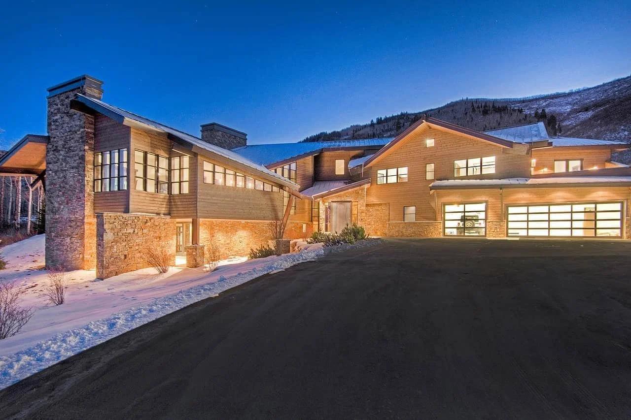 Welcome home

Design: @lacroixdesignlc

Construction: @gowestparkcity

#utahluxuryhomes #ecofriendly #parkcityarchitecture #utahdesign #parkcitydesign #visitparkcity #luxuryhomes