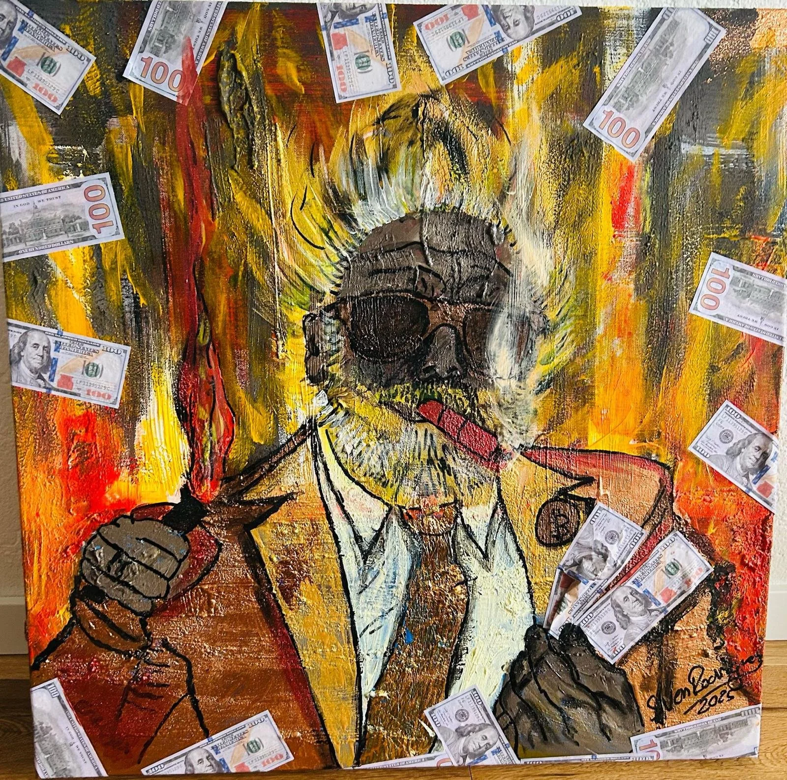 Gemälde eines Mannes mit Sonnenbrille, der eine Fackel und eine Zigarre hält, umgeben von brennenden Farben und 100-Dollar-Scheinen. Signiert "John David 2023" in der Ecke.