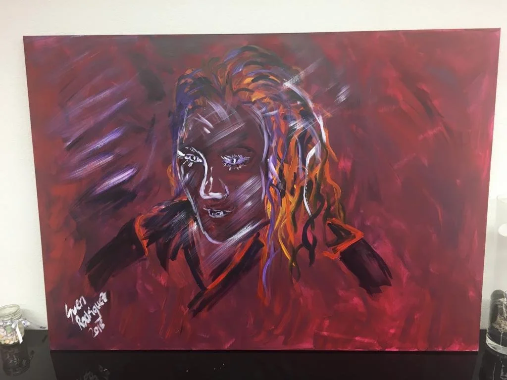 Gemälde mit abstraktem Porträt einer Person vor einem rot-violetten Hintergrund, signiert von Sven Rodríguez.