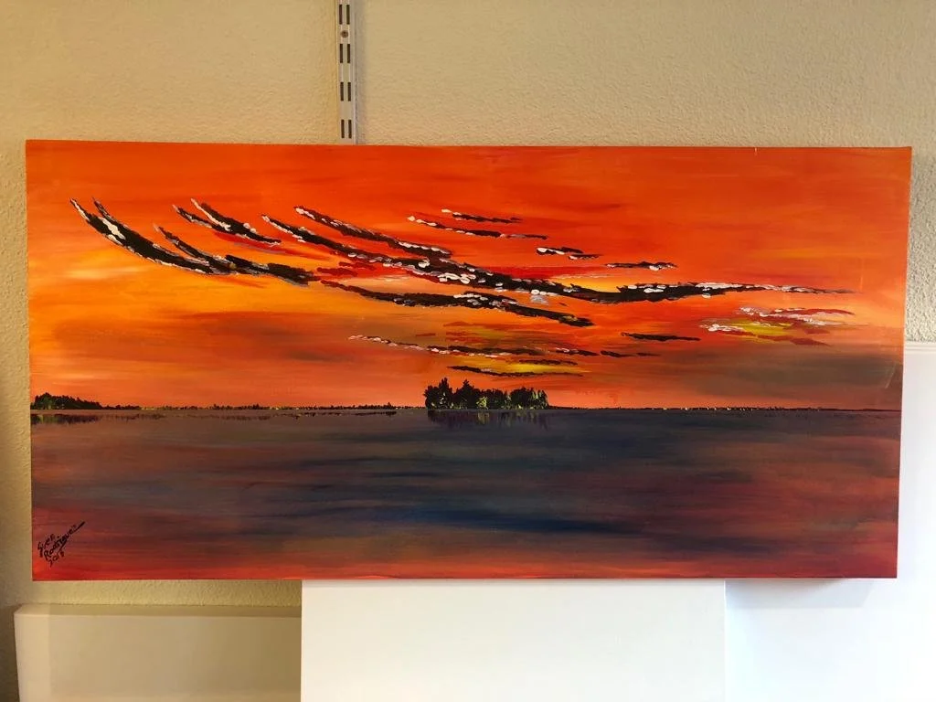 Gemälde eines orangefarbenen Sonnenuntergangs über einem ruhigen See mit kleinen Inseln und dunklen Wolken am Himmel.