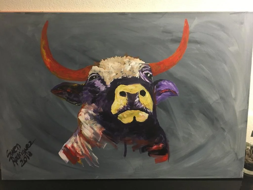 Gemälde eines abstrakten Stierkopfes mit bunten Farben und roten Hörnern auf grauem Hintergrund, signiert "Sven Kreische 2018".