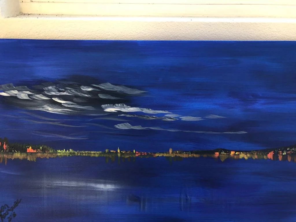 Gemälde eines nächtlichen Seepanoramas mit dunklem, stürmischem Himmel, Wolken und einer beleuchteten Stadt am Horizont.