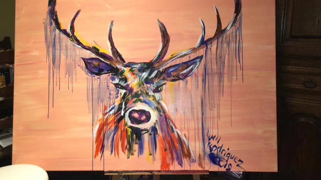 Abstraktes Gemälde eines Hirsches mit bunten Farben auf einem orangefarbenen Hintergrund. Der Stil ist fließend und tropfend, mit leuchtenden Blau-, Rot-, Gelb- und Grüntönen. Signatur des Künstlers in der Ecke.