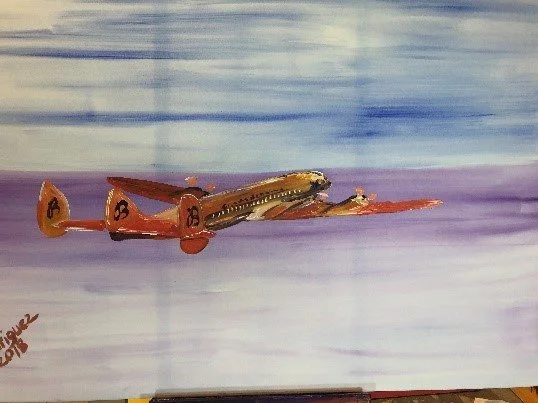 Gemälde eines orangefarbenen Propellerflugzeugs, das durch einen blauen Himmel fliegt.