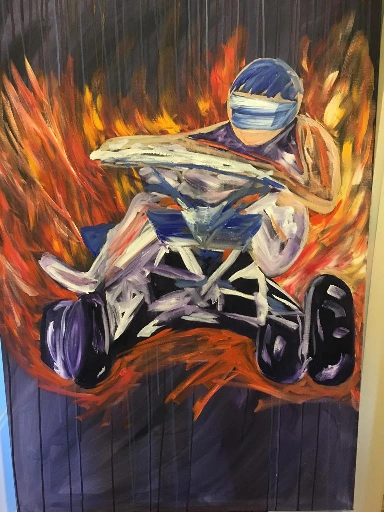 Gemälde eines stilisierten Motocross-Fahrers auf einem Quad, umgeben von Flammen in dynamischen Pinselstrichen und kräftigen Farben.