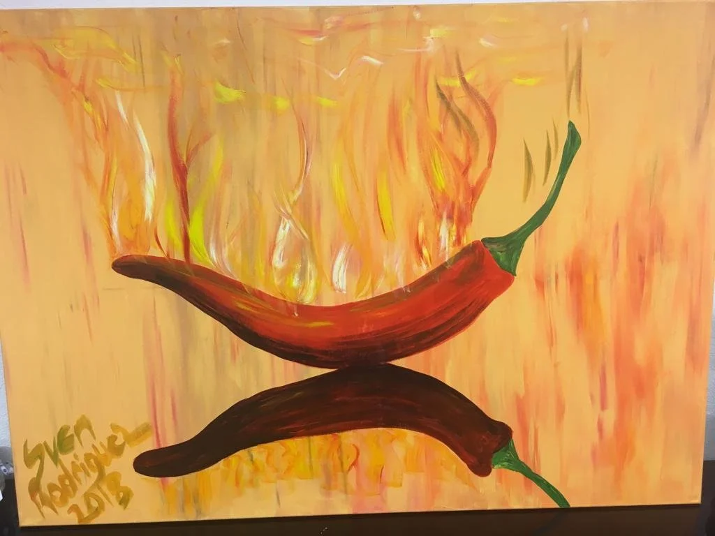 Gemälde von zwei roten Chilischoten mit grünen Stielen vor einem gelb-orange-roten Hintergrund, der Flammen darstellt. Unten sind sie im Spiegelbild zu sehen. Signatur und Jahreszahl auf der linken Seite.