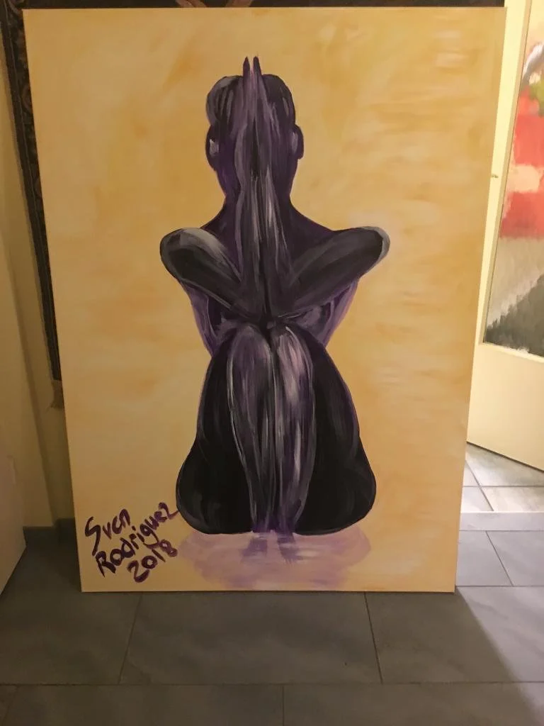 Gemälde einer sitzenden, schwarz-violetten Figur mit überkreuzten Armen vor einem gelben Hintergrund, signiert "Sven Rodriguez 2018".