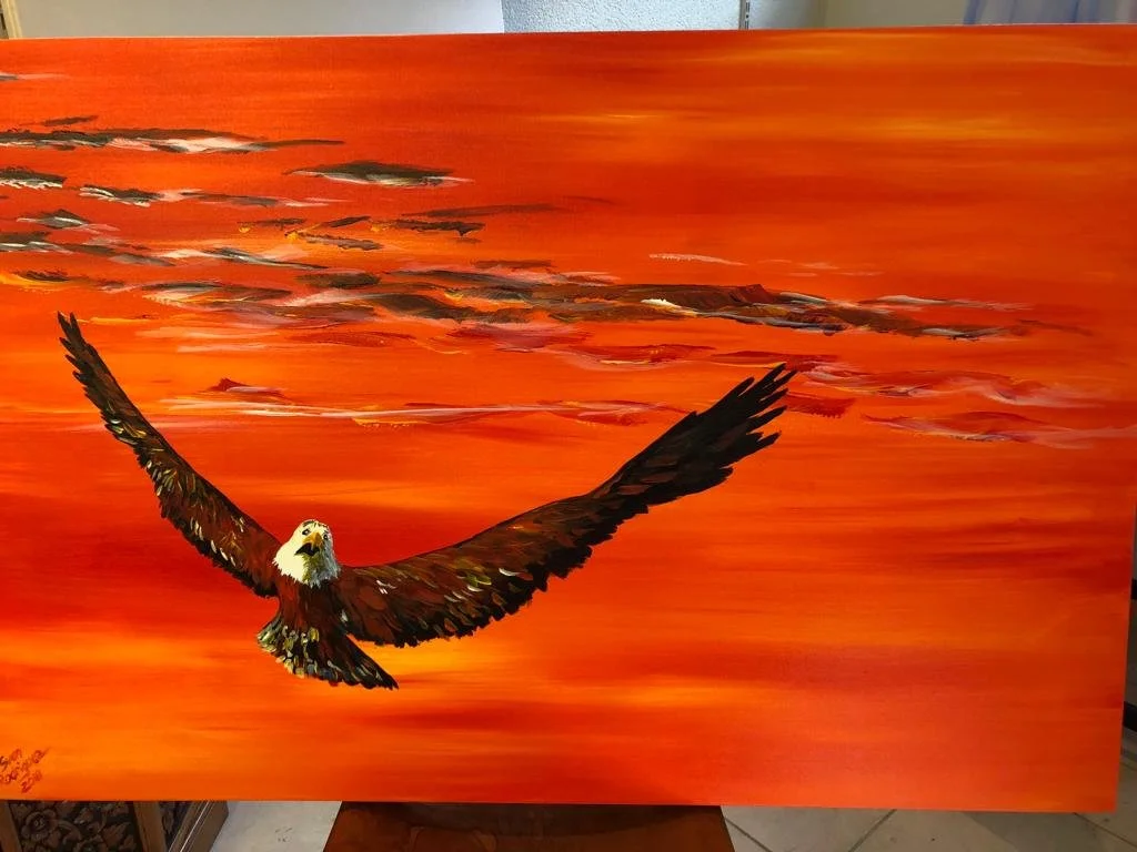 Gemälde eines Adlers, der vor einem leuchtend orangefarbenen Himmel fliegt.