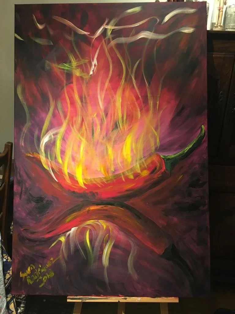 Abstraktes Gemälde mit roten und gelben Flammen auf dunklem Hintergrund, symbolisch für eine Chili-Schote in feurigem Stil.