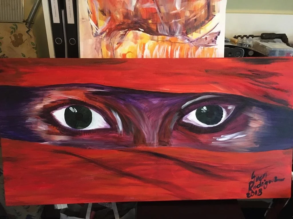 Gemälde von Augen, die von einem roten Tuch umrahmt sind, mit einem expressiven, intensiven Blick. Das Rot-Ton dominiert das Bild, das auch purpurne und braune Schattierungen aufweist. Signiert von einem Künstler im Jahr 2018.