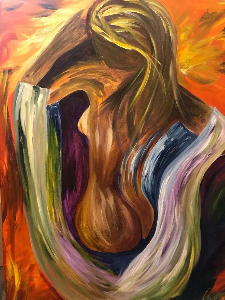 Abstraktes Gemälde einer Figur mit Haaren, die sich über den Kopf beugt, in warmen Farben und fließenden Pinselstrichen. Hintergrund in Orange- und Gelbtönen.