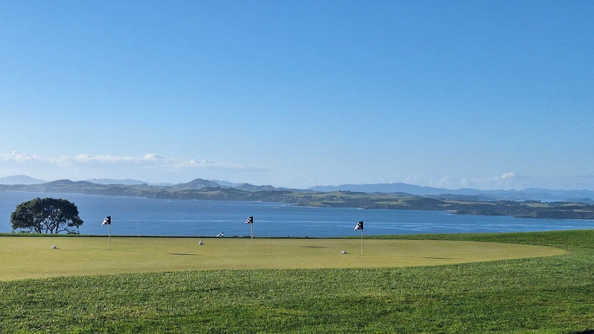 Golf green with ocean backdrop at Luxury gold destination Kaur Cliffs