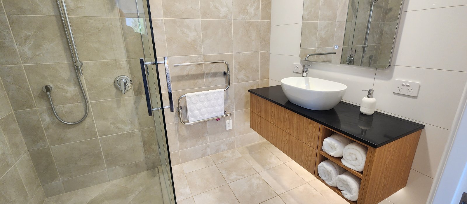 Piwakawaka Lodge_Master Ensuite.jpg