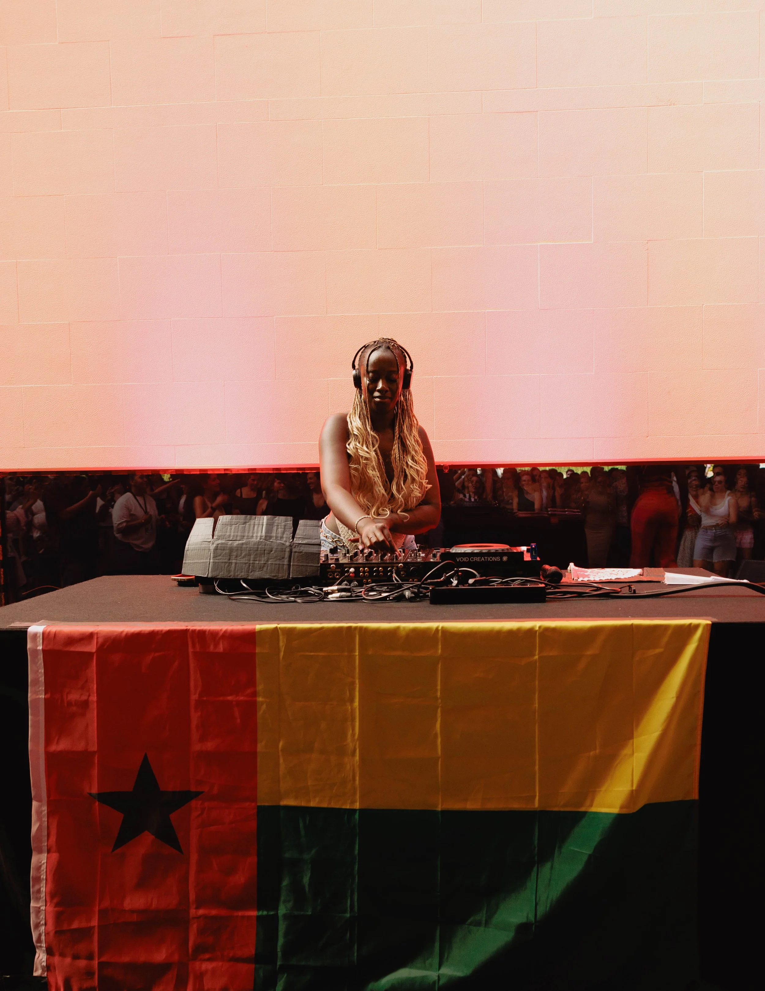 UMAFRICANA performing at Jardins de Verão at Fundação Calouste Gulbenkian, with the Guinea-Bissau flag displayed at the DJ booth.