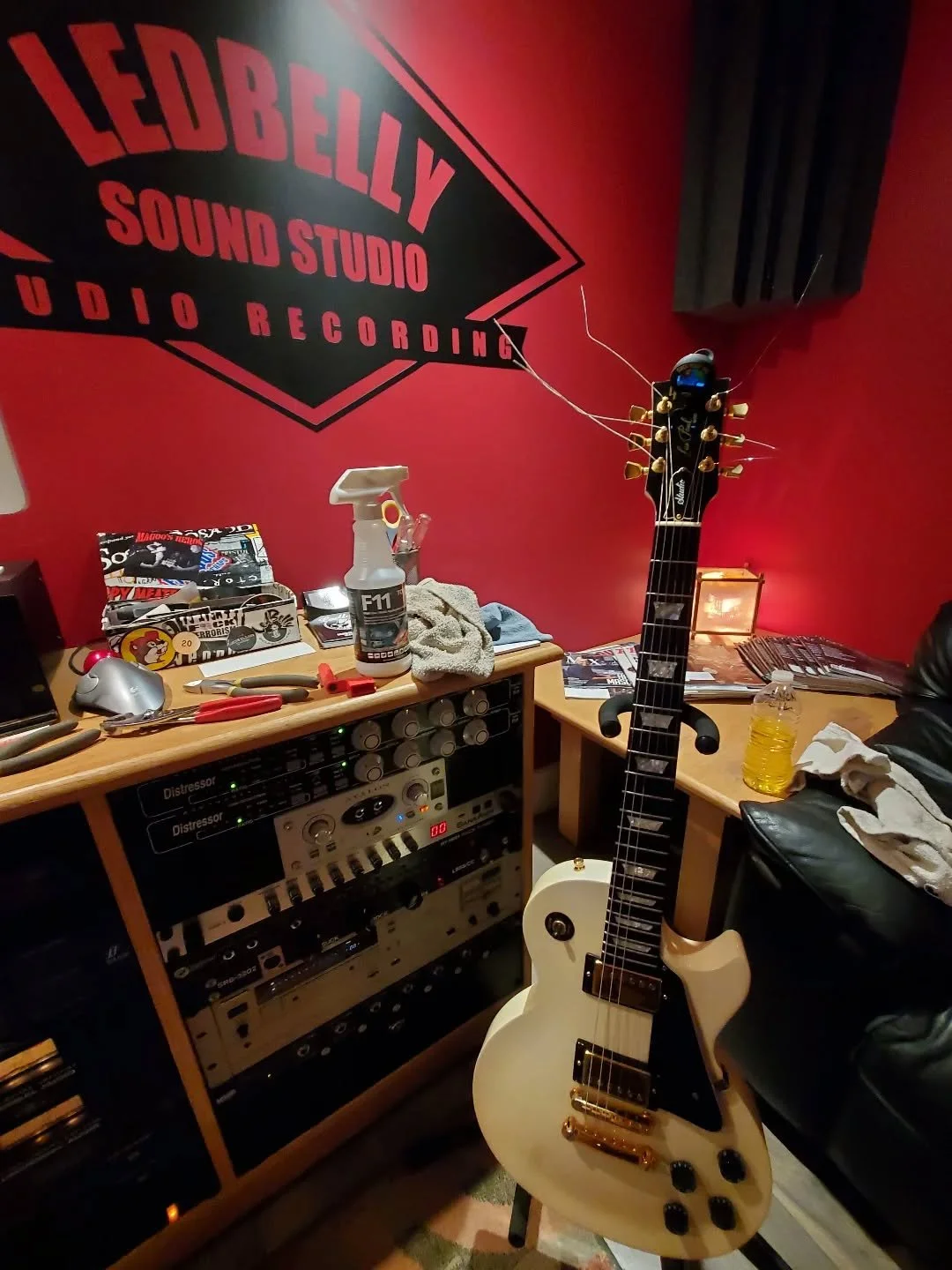 String change, lemon oil, set-up, tighten and polish the '97 Gibson Les Paul.
#shure
#akgaudio
#royerlabs
#mojaveaudio
#rodemic
#michael_joly_engineering
#electrovoiceofficial
#audiotechnicausa
#fender
#gibsonguitar
#officialspector 
#darkglasselectr