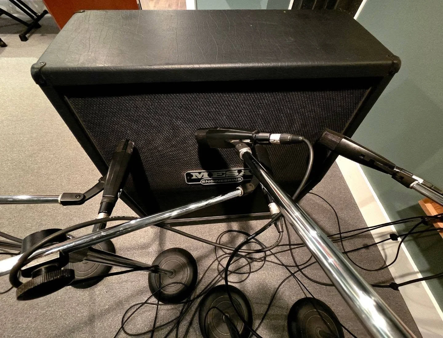 Tracking 2 different speakers in the same cabinet: a Celestion Vintage 30 and a GreenBack.
#mesaengineering #bleachgarden #chefskiss #recordingstudio #sennheiser