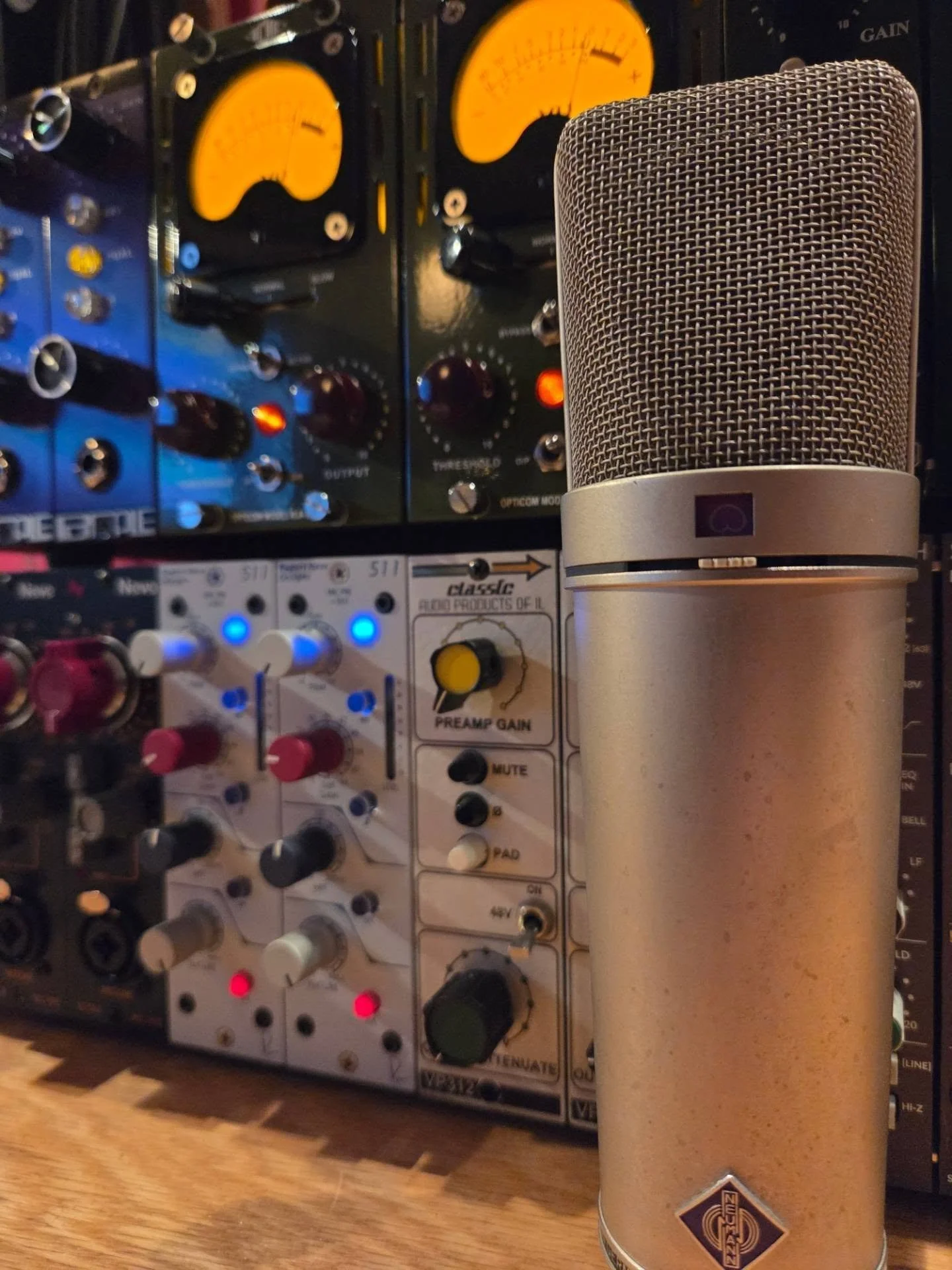 Essential gear.
500 series mic preamps and compressors....oh, and a Neumann U87Ai.
#500series #neumann #recordingstudio #audioproduction
