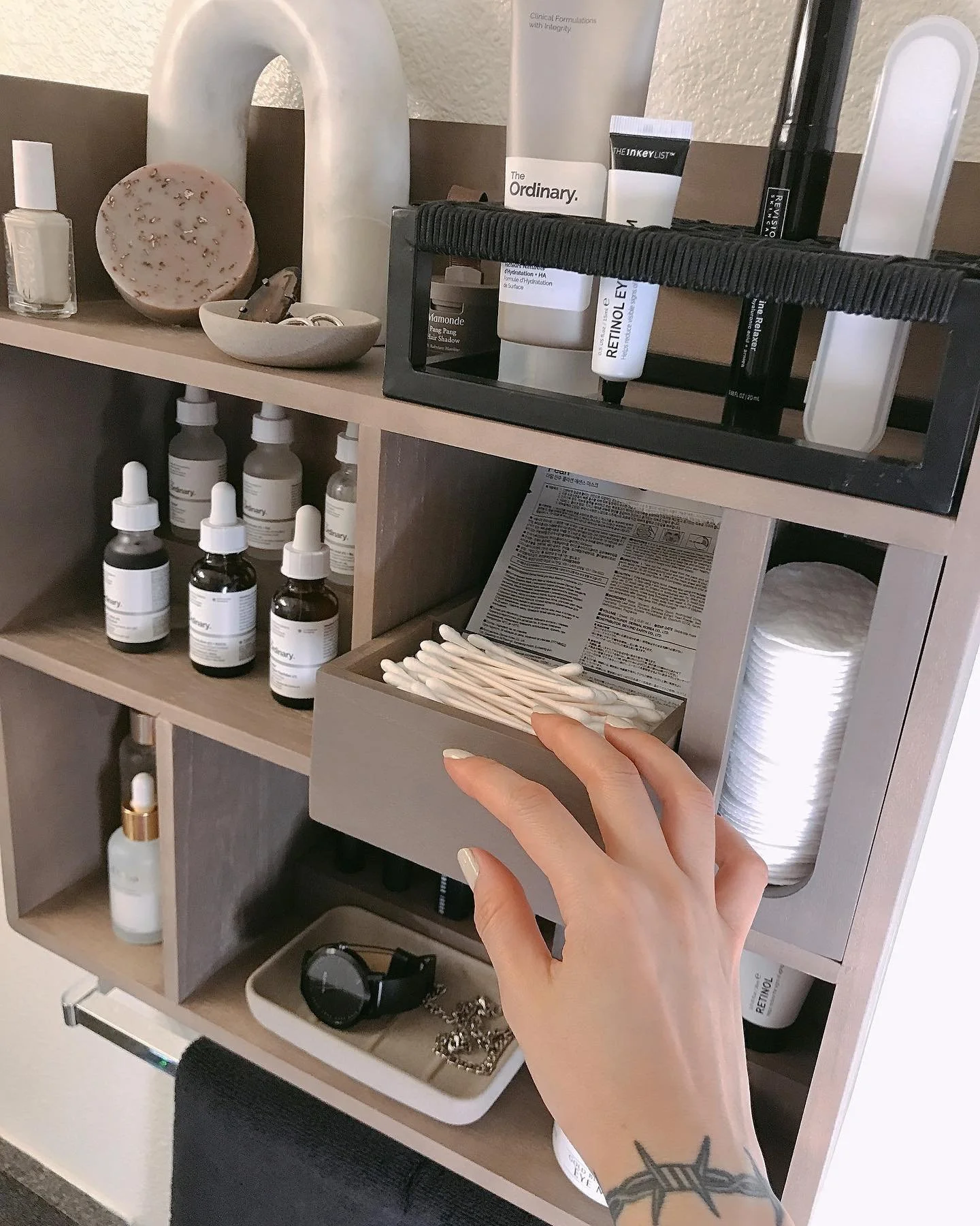 N o easier access than everything right at your fingertips 🖐🏼.. #skincare #cosmetics #cosmeticorganizer #makeupstorage #bathroomstorage www.bleachlafurnishings.com