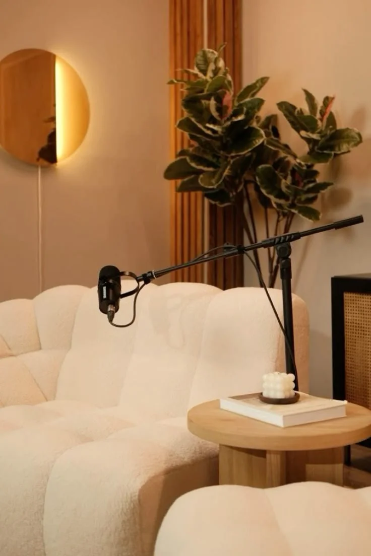 How to Find Podcast Guests: Your Guide to Pitching