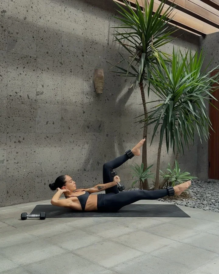 NEW YOUTUBE: 35 Minute Upper Body &amp; Deep Core with Weights 🫶🏼

I think I went through all seven stages of grief in this workout, she was TOUGH. But so good. Right ? 🤨

YouTube you have a full body coming for you next week ❤️&zwj;🔥

Wearing @c