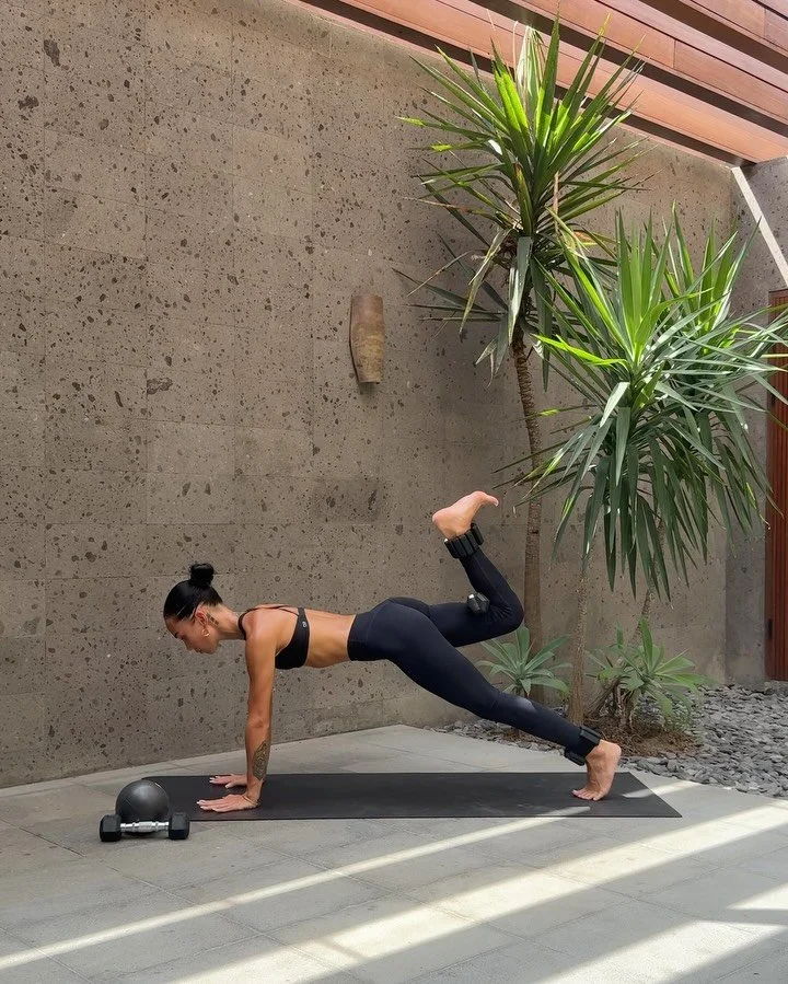 One for my advanced (++++) girls from last week on @strongbyizzy 🫶🏼

This workout was designed to be just as challenging for the mind as it is for the body. And BOY was it a challenge. Balance, control, coordination, strength. 

Full workout availa