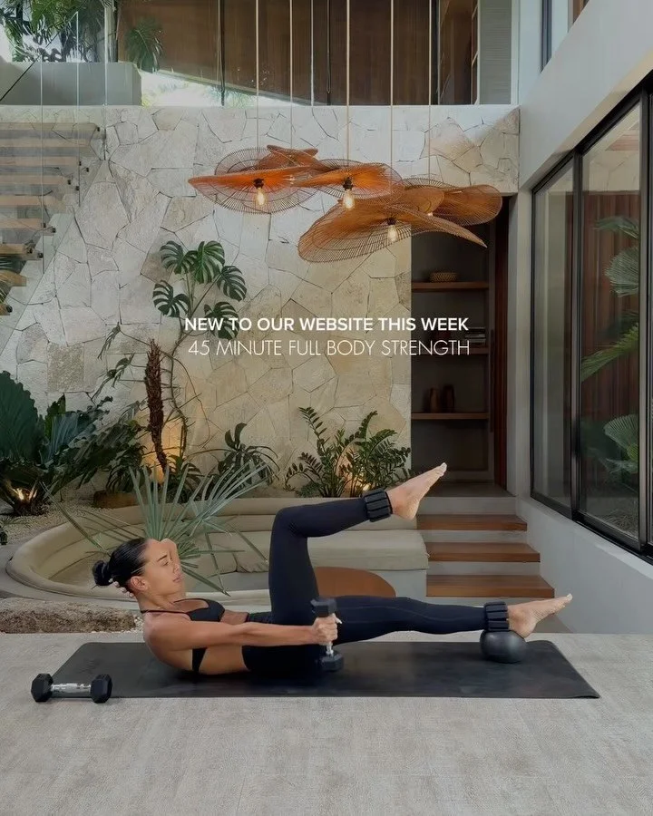 45 minutes focused on precision &amp; control with the ball, weights &amp; ankle weights. 

Full workout on our website 🫶🏼

Wearing @csb 

#homeworkout #fullbodyworkouts #pilatesinstructor #pilatesathome
