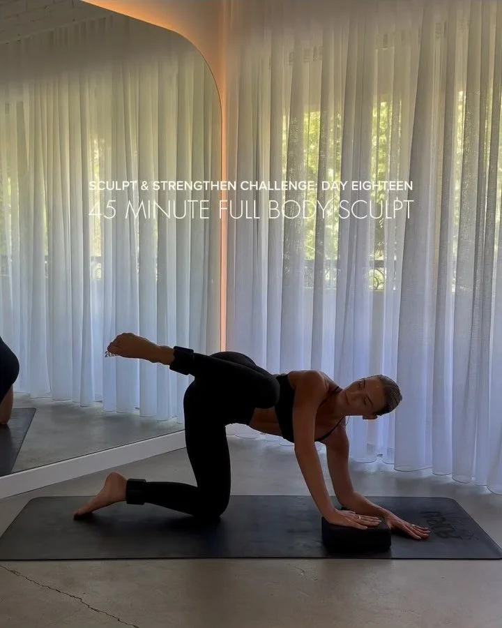 DAY EIGHTEEN ❤️&zwj;🔥

A spicy Sculpt focusing on the obliques, triceps (!), glute med, shoulder stability and core. 

#fullbodyworkout #homeworkout #onlineworkout #pilatesworkout #pilatesinstructor