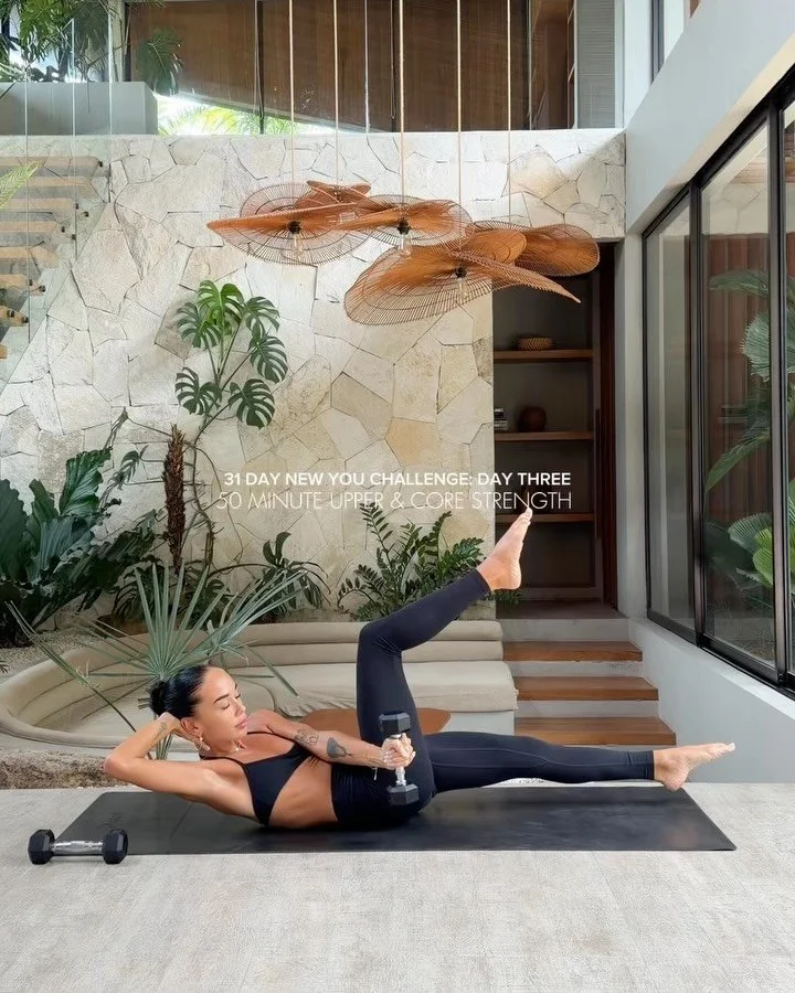 New You Day Three, a bad day to hate training upper body 👀

Full workout &amp; challenge available via the link in our bio. 

Wearing @csb 

#homeworkout #onlineworkout #pilatesinstructor