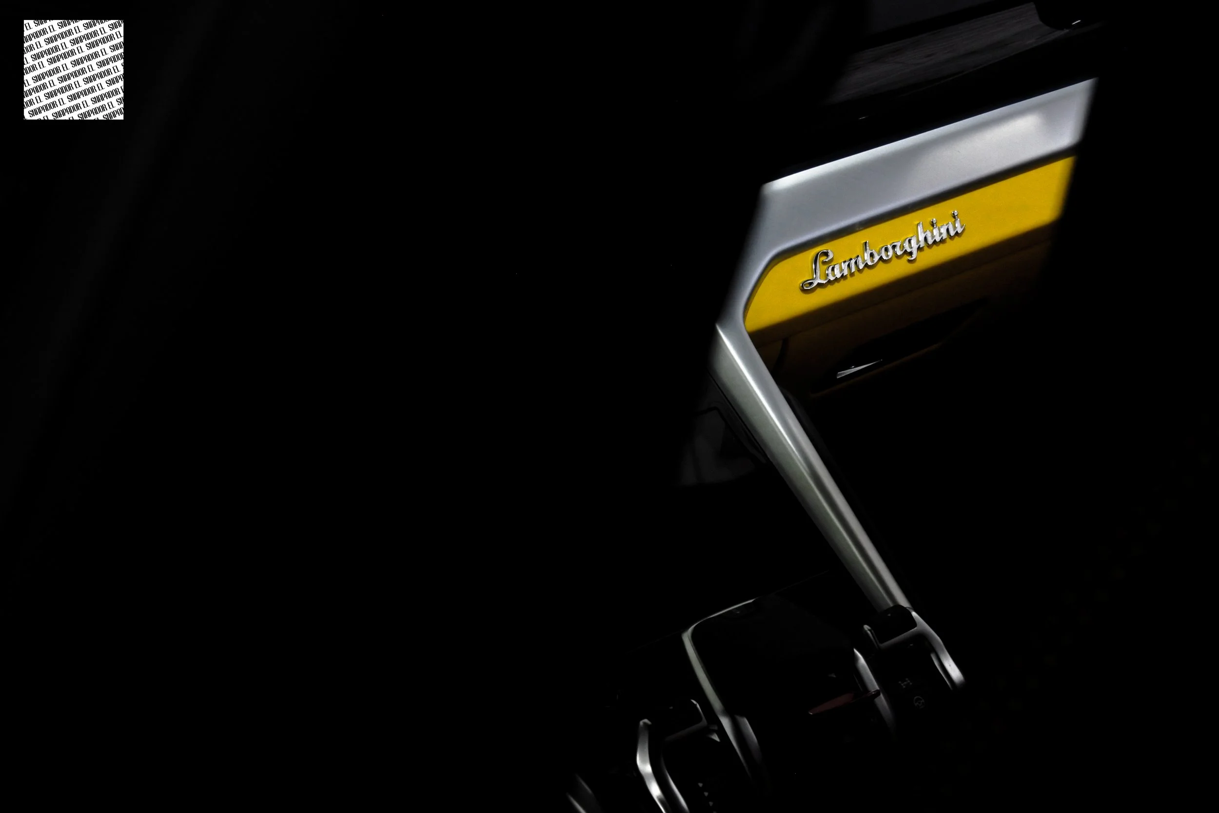 Lamborghini-urus-front-dash-seat-center-console.jpg