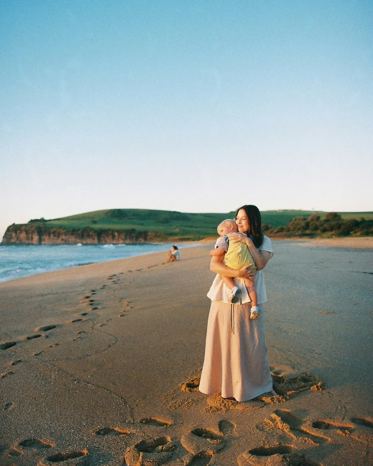 Mornings by the sea. Gentle, spirited and fleeting. A snapshot of time captured on film 🎞️ 

@bloom_films - Your family and your heart is filled with joy. Thank you for always trusting in me and my work 🤍

#35mm #35mmfilmphotography #filmfamilyphot