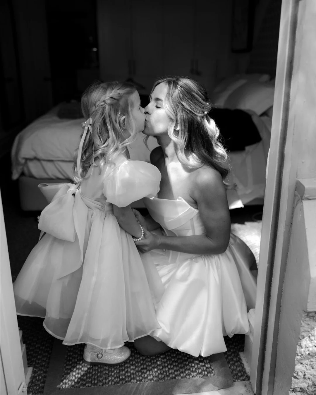 Getting ready together can be one of the most beautiful and grounding parts of a wedding day.

Lauren and Tom chose to spend their morning side by side, surrounded by the people who matter most. Their daughter helped her mum into her dress and shoes,