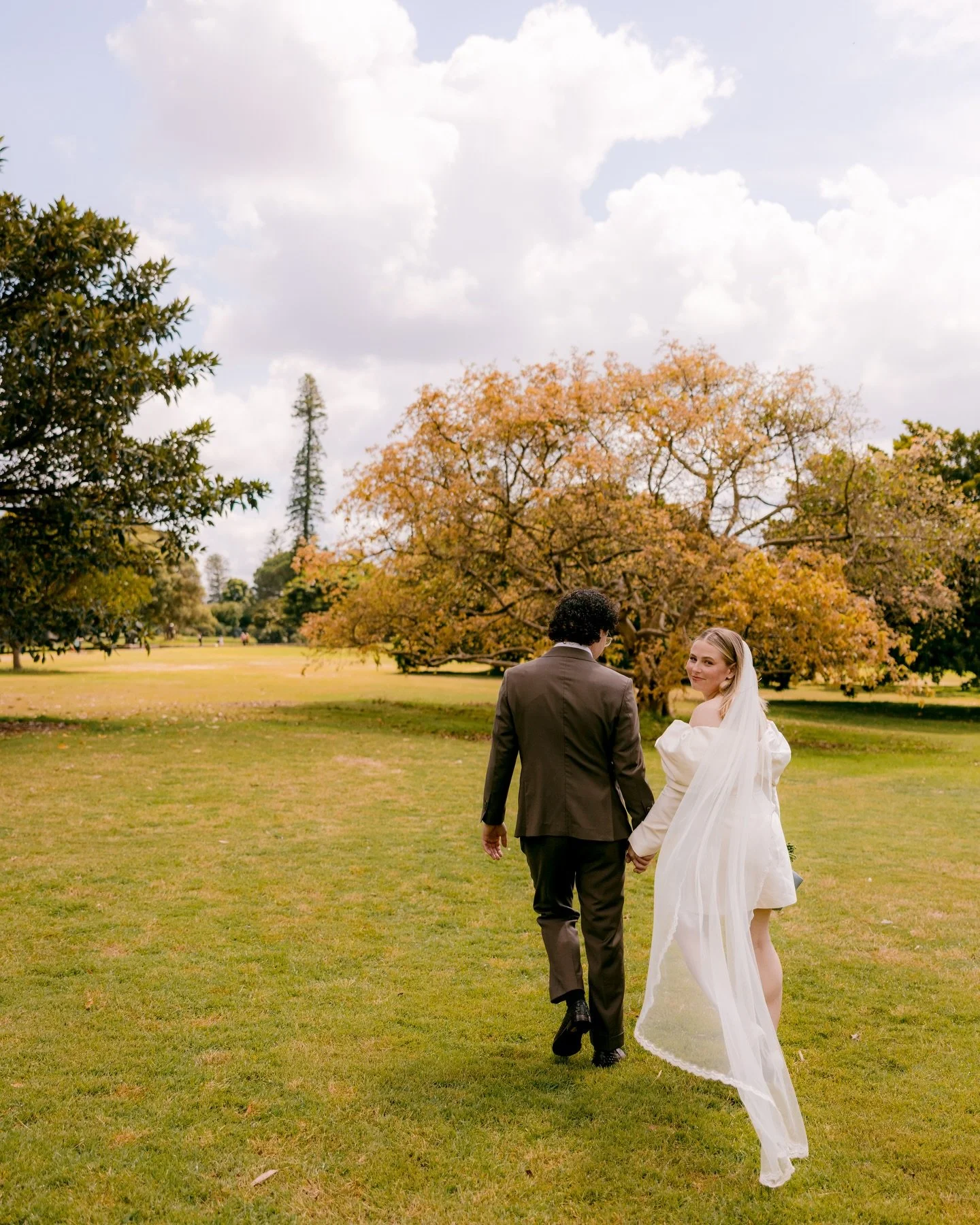 Sweet moments for Tayla &amp; Thomas&rsquo; @weekday_wedded_bliss elopement. 

We spent the morning together, just the three of us, wandering around the Opera House and botanical gardens before meeting up with their parents for an intimate ceremony. 