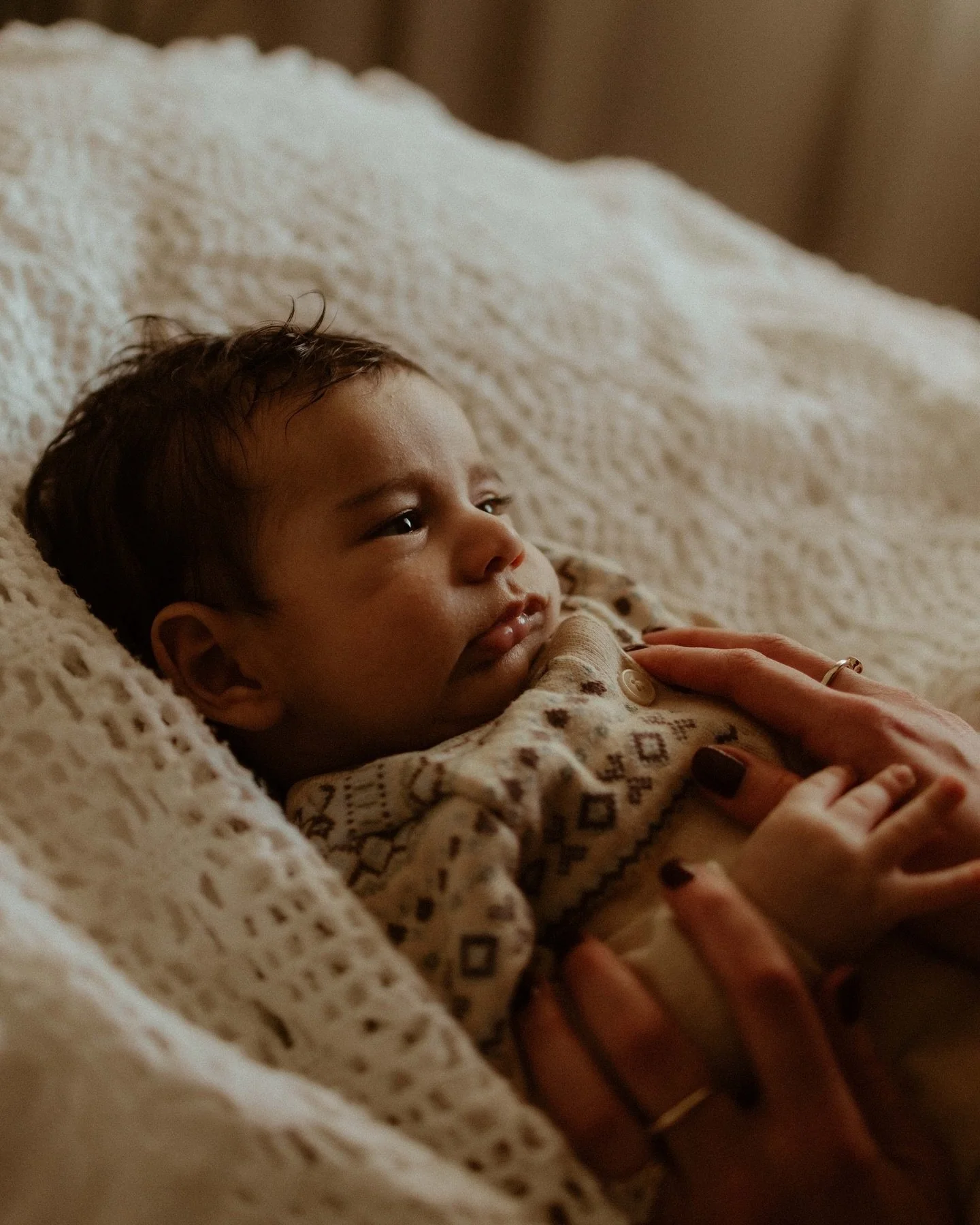 Just the tiniest bundle, wrapped up in love 🤎
One day those little hands will grow strong, but right now they&rsquo;re tucked safely in mum&rsquo;s. These newborn days slip by so quickly! If you&rsquo;ve been thinking about capturing your story, the