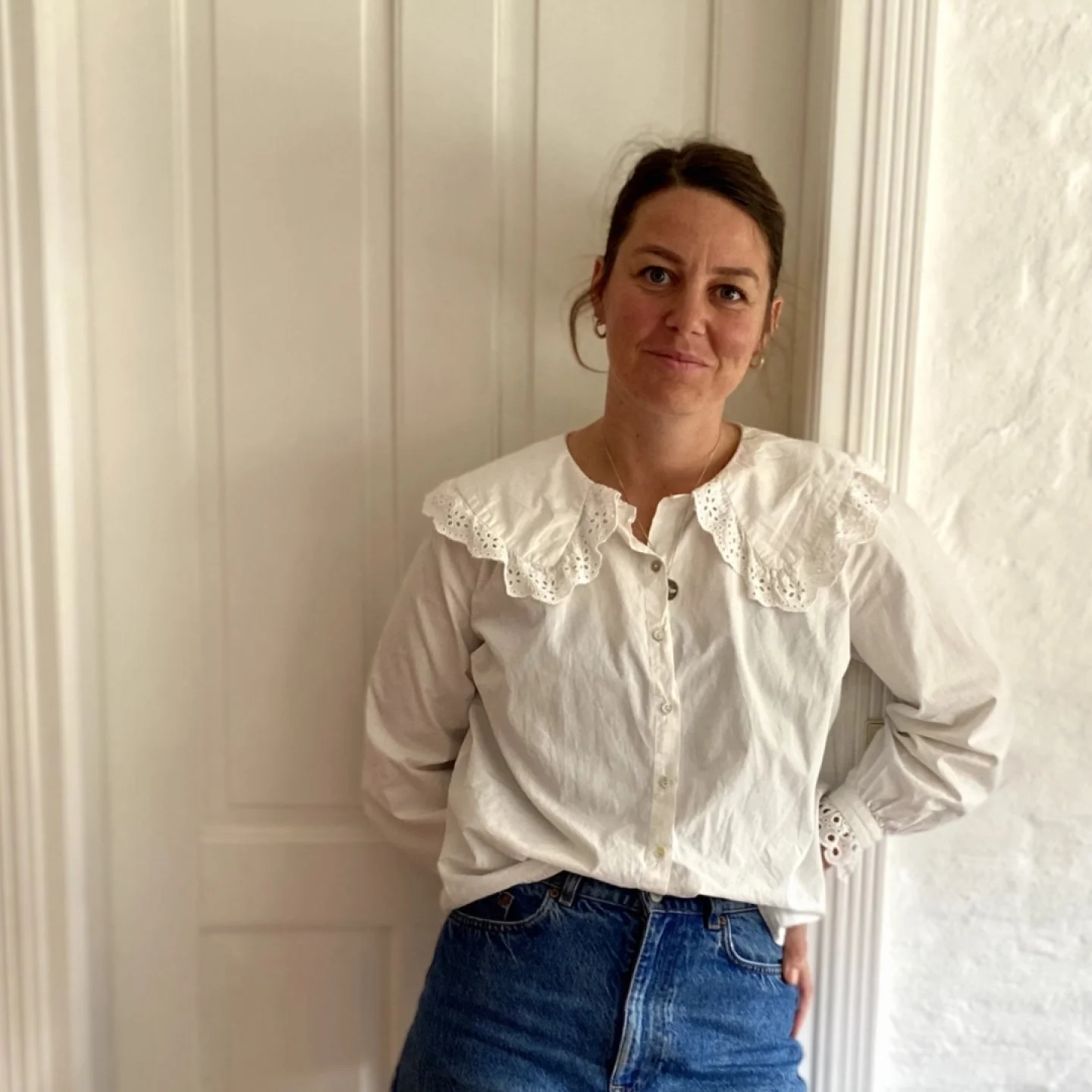 For tre &aring;r siden l&aelig;rte jeg at tr&aring;de min symaskine, som l&aelig;nge havde st&aring;et og samlet st&oslash;v p&aring; loftet. Det blev starten p&aring; et syeventyr, der har &aelig;ndret min m&aring;de at se t&oslash;j p&aring;. 
Jeg 