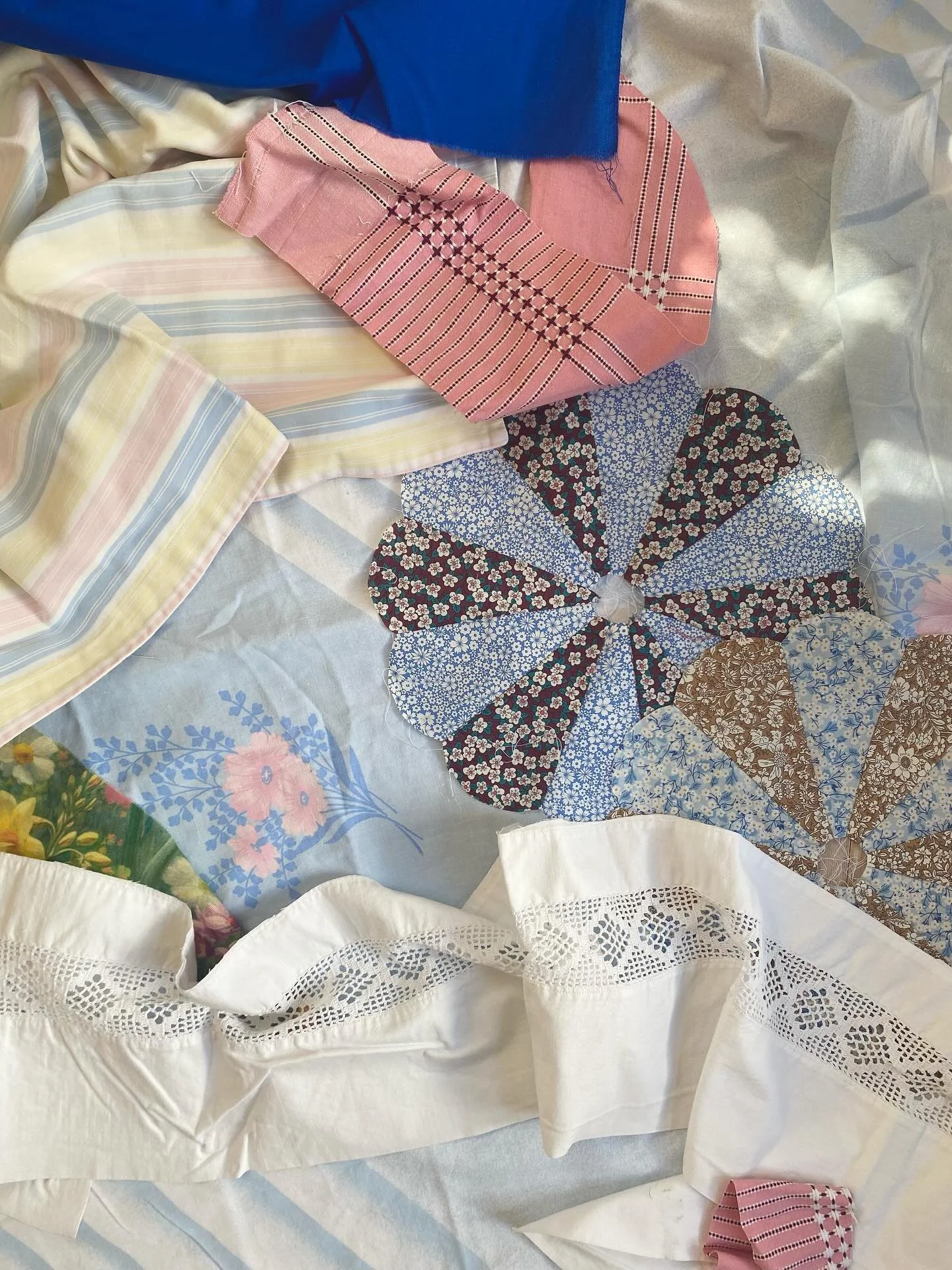 Hvorfor skal man sy sit eget t&oslash;j? 

Det korte svar er; fordi man har lyst. Hjemmesyet t&oslash;j redder p&aring; ingen m&aring;de klimakrisen, desv&aelig;rre, men t&oslash;jindustrien er stadig en af de industrier, der forurener allermest i ve