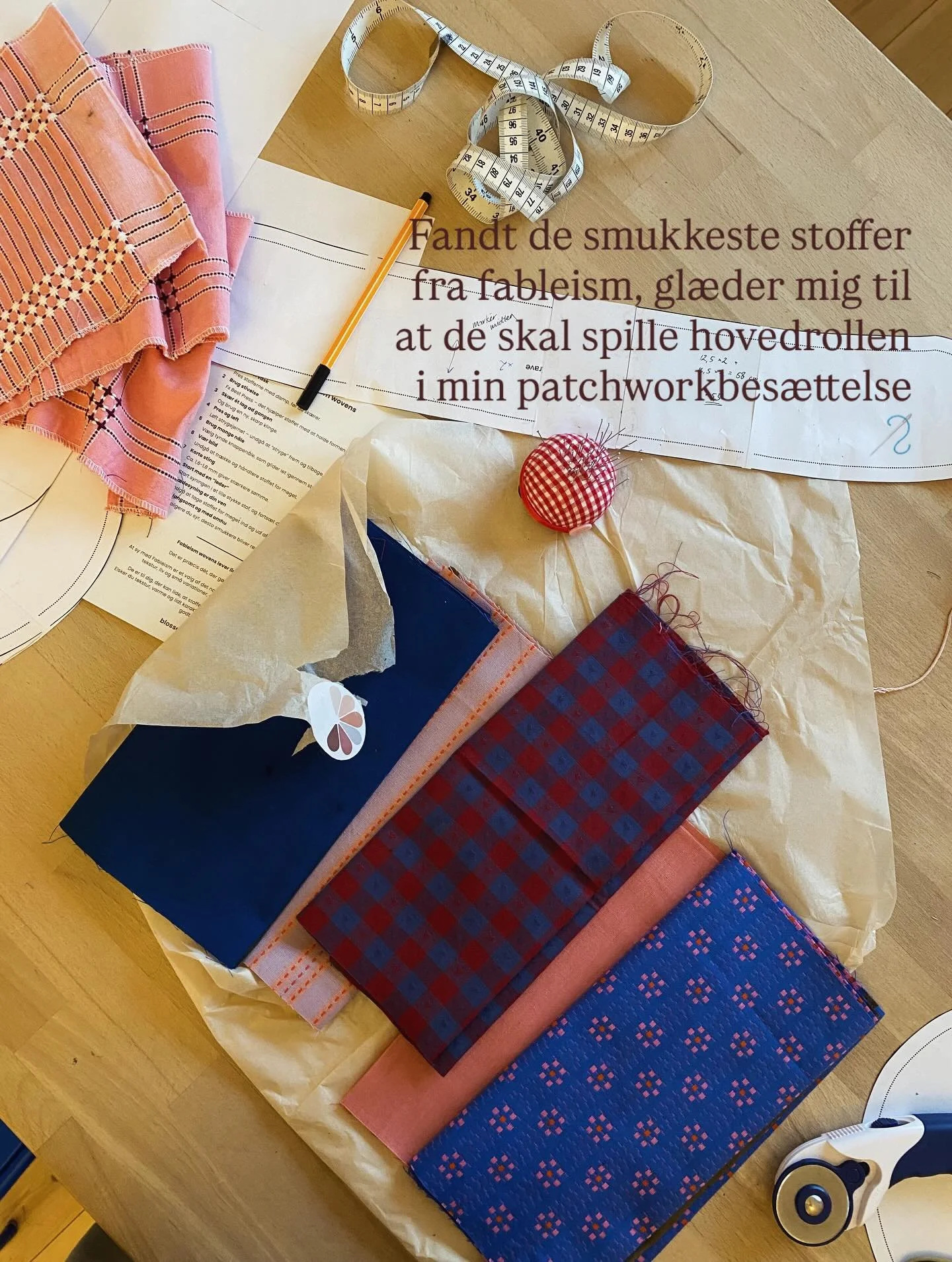 Godt og blandet fra den seneste tid - blandt andet l&aelig;sestof i begge ender af spektret, nyt strikkeprojekt og s&aring; er m&oslash;nsteret til Basicly a Vest t&aelig;t p&aring; at v&aelig;re klar til udgivelse 🔥
.
.
.
.
#everydaylife #sewingpat