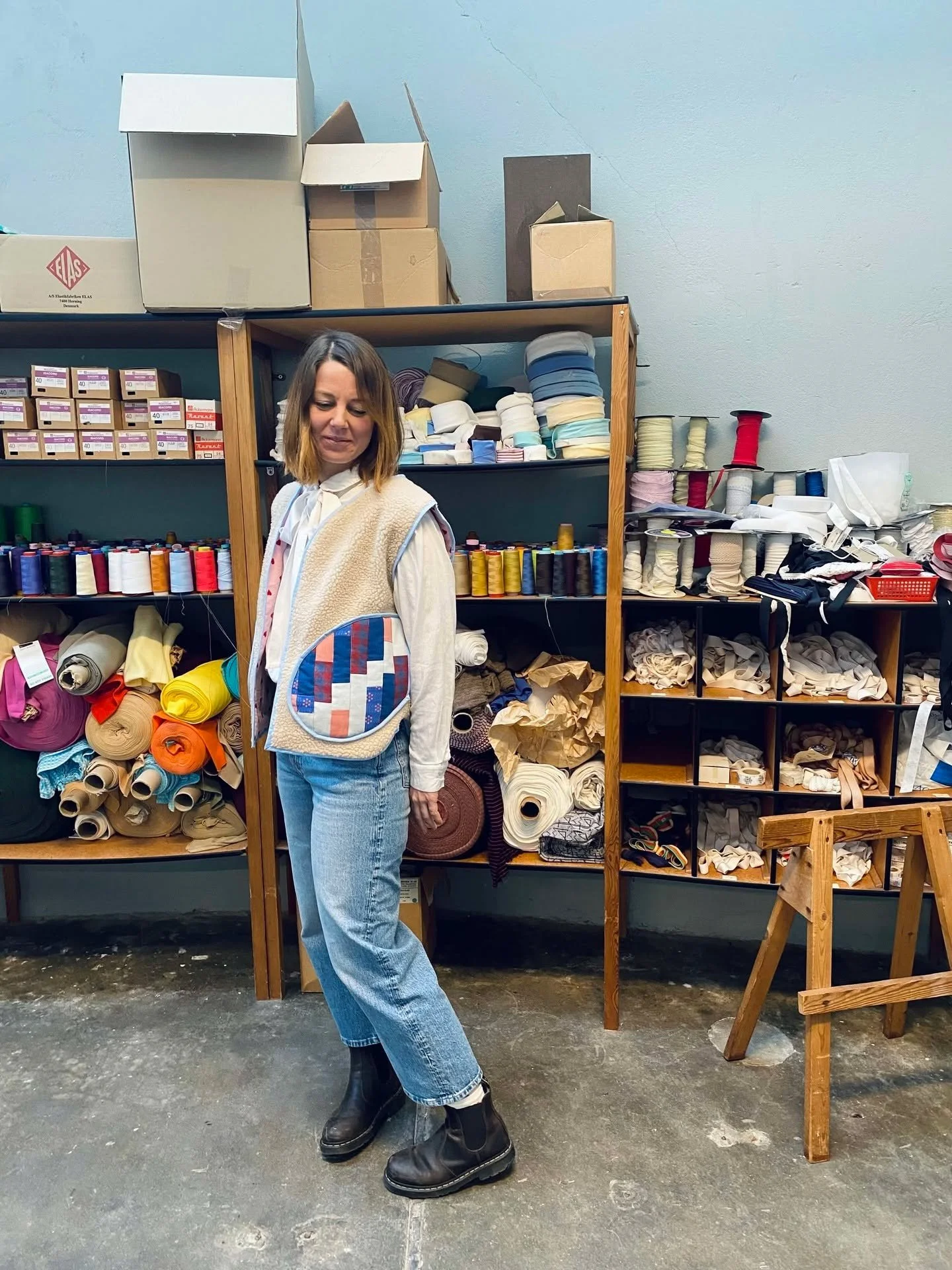 Basicly a Vest er udkommet 🤍

Den startede som en helt enkel vest &ndash; men undervejs fik min bes&aelig;ttelse af patchwork lov til at tage over. Derfor er den ogs&aring; blevet en lille k&aelig;rlighedserkl&aelig;ring til patchwork, stofrester og