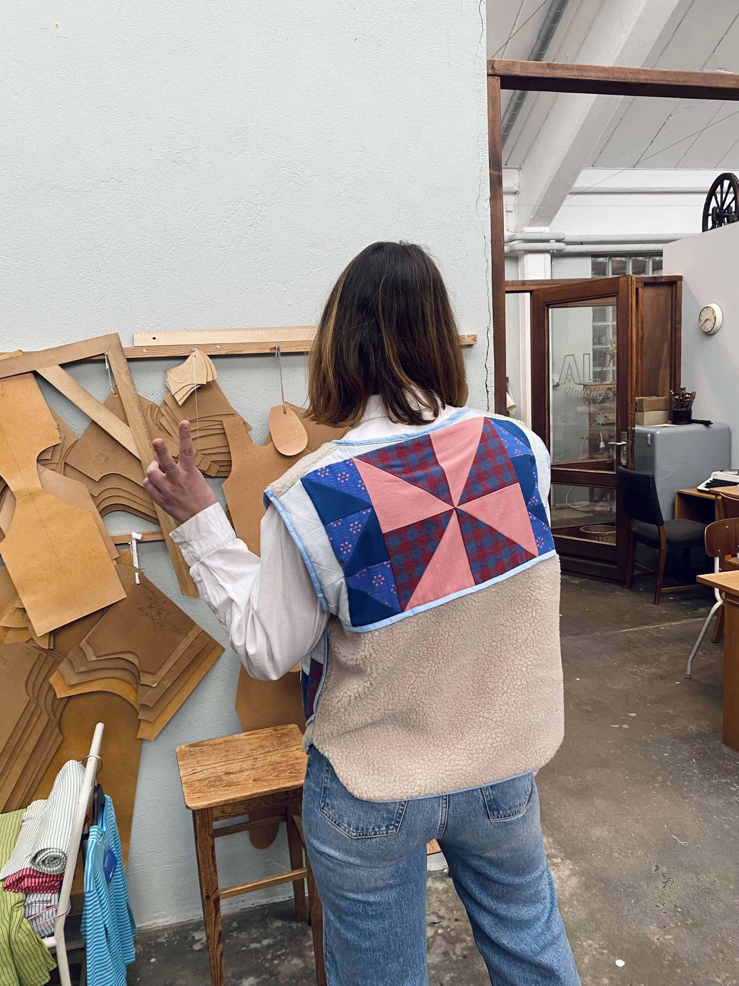 Patchwork på Basicly a Vest, der består af half square triangles