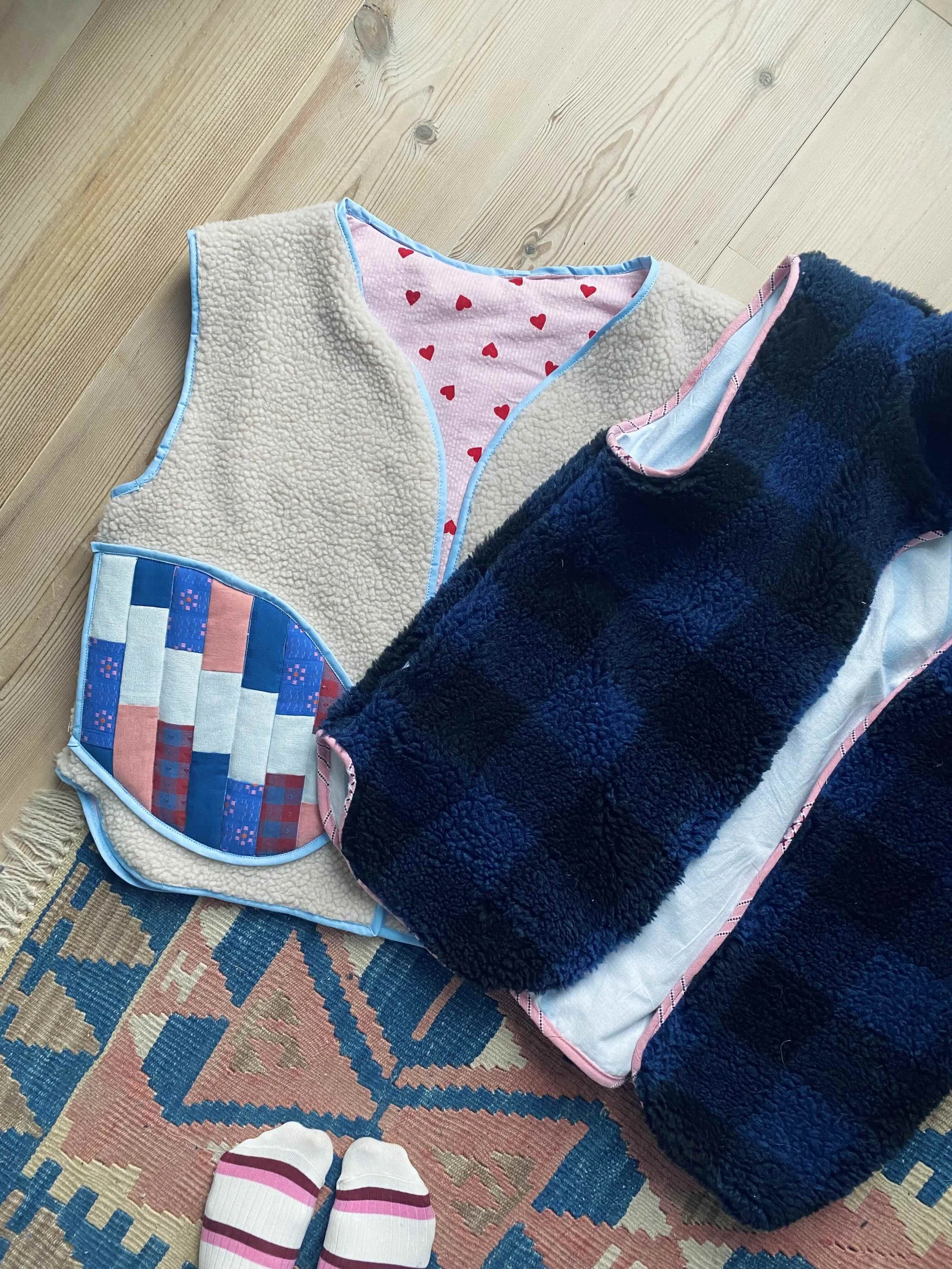 To udgaver af Basicly a Vest, hvor der er patchwork på den ene