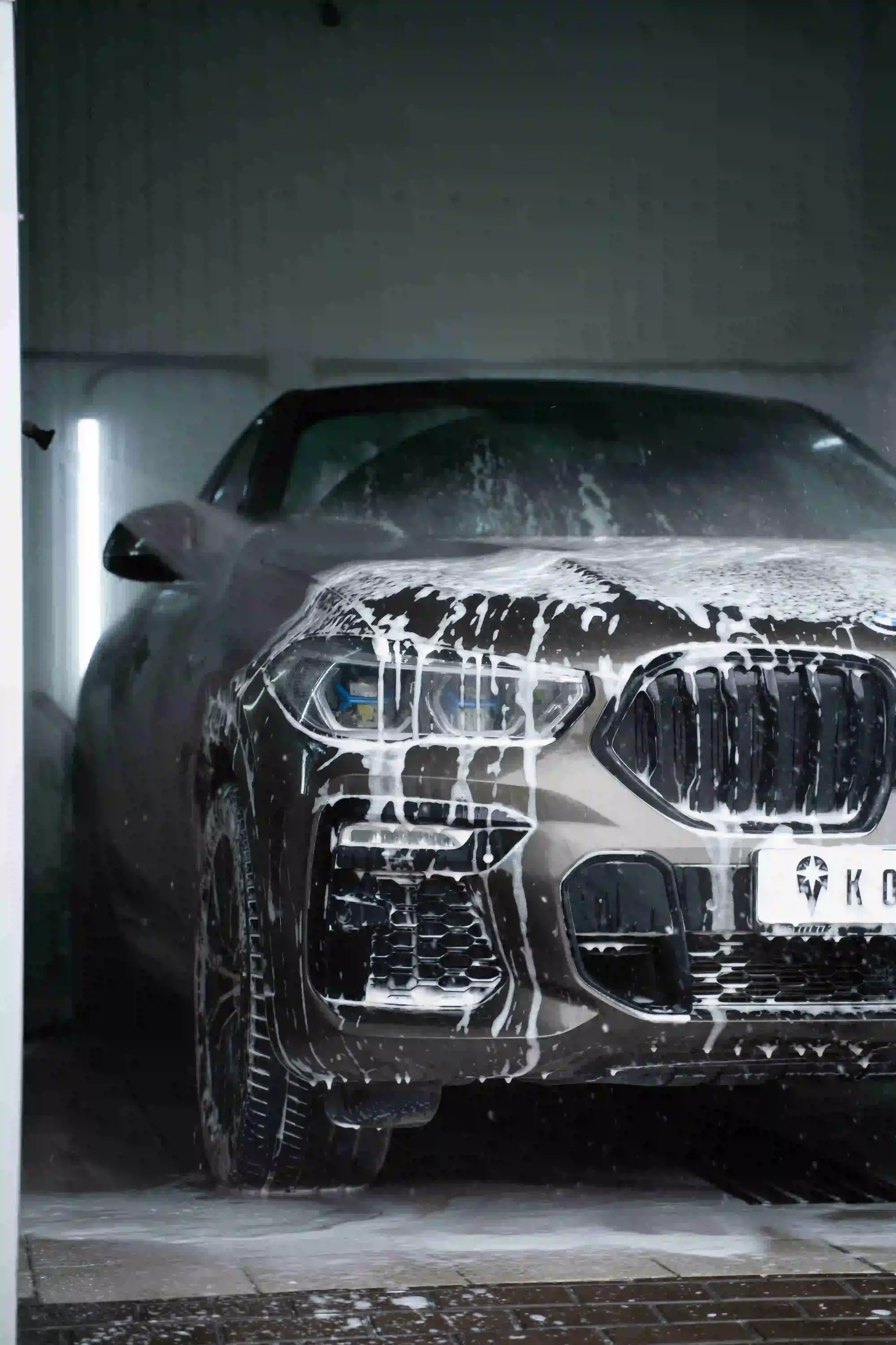การล้างรถแบบดีเทลลิ่งเพื่อรักษาสีรถยนต์ของ BMW ให้เงางามที่สุด