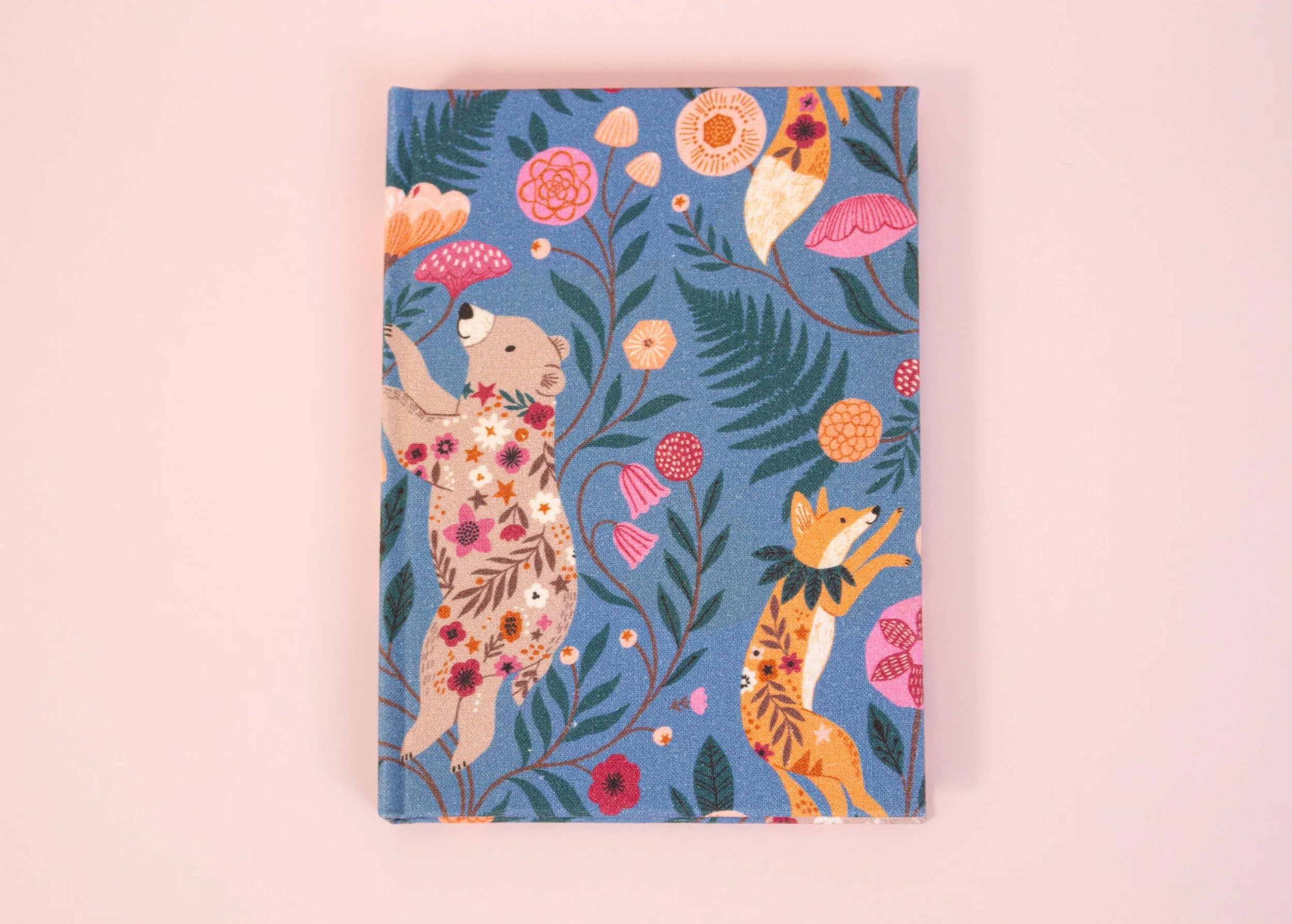 Cuaderno artesanal con tela Dashwood Studio, colección Wild