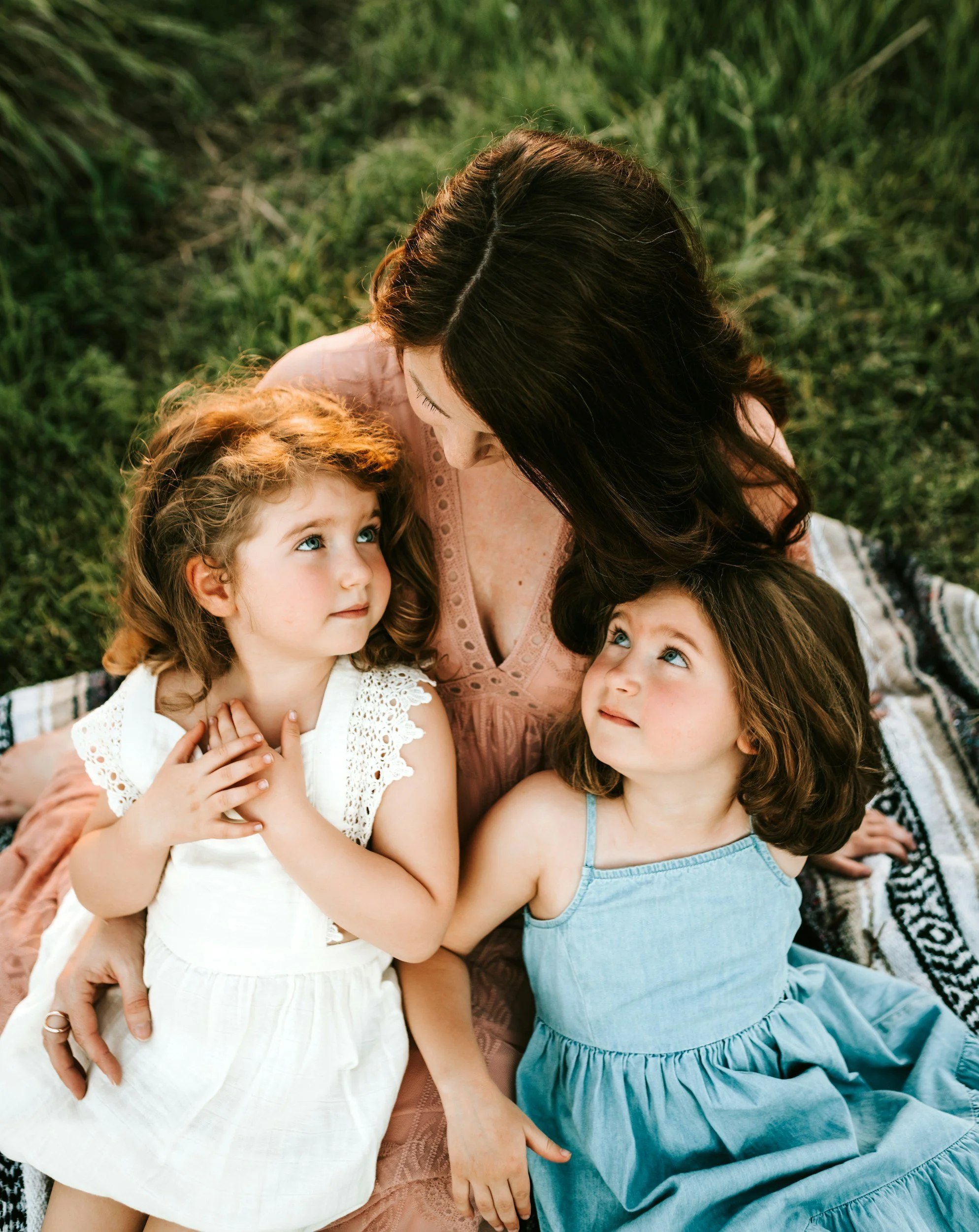 Mother and children reflecting protective family roles in systemic EMDR therapy
